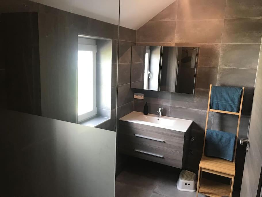 Huis Met Zonneterras, Tuin En Panoramisch Uitzicht Wellin Екстериор снимка
